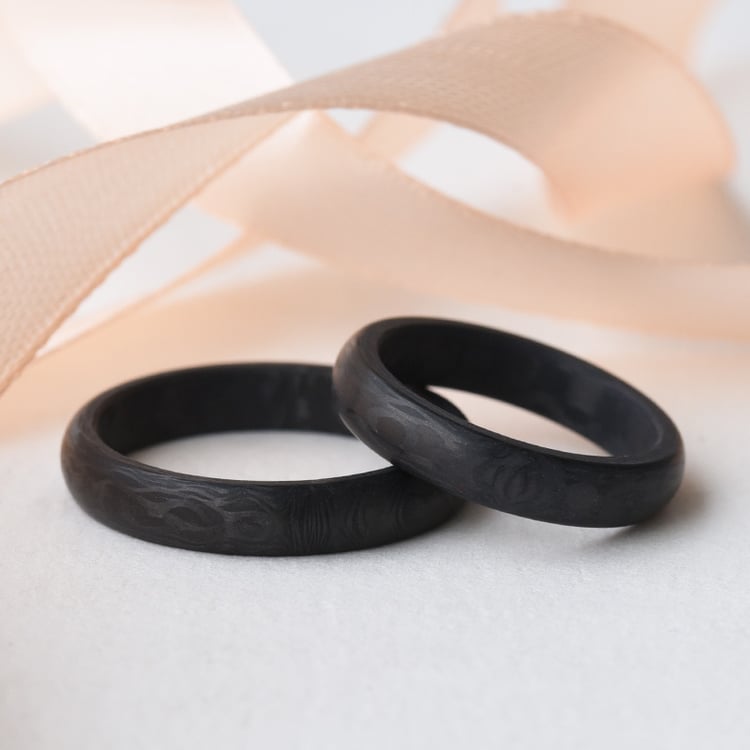 Halbrunde Trauringe aus Carbon Riem 77394