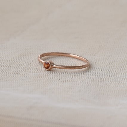 Minimalistischer Goldring mit Padparadscha-Saphir Emilien