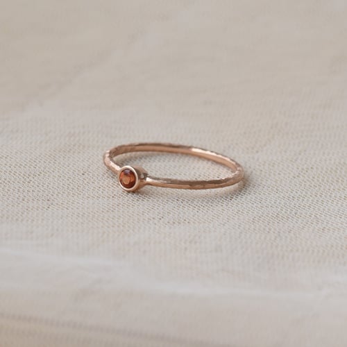 Minimalistischer Goldring mit Padparadscha-Saphir Emilien