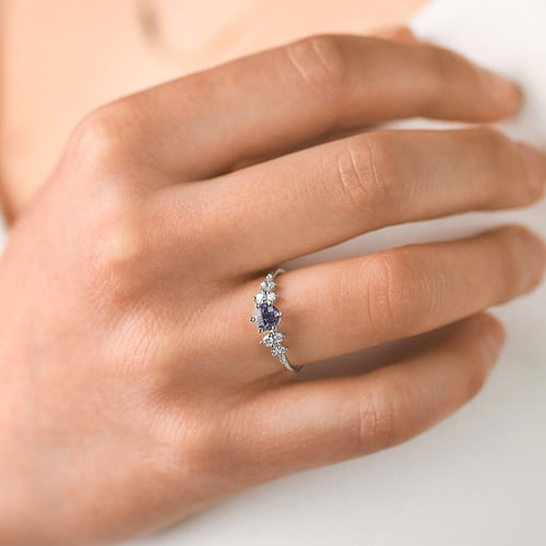 Verlobungsring mit Lab Grown Alexandrit und Diamanten Olha