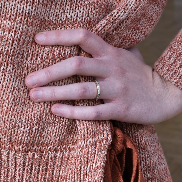 Eheringe aus Eternity-Ring mit Moissaniten und ein breiter Komfort-Ring Mewya 105291