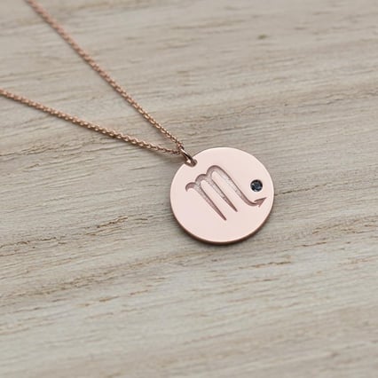 Silberner Anhänger mit Sternzeichen und Topas Skorpion