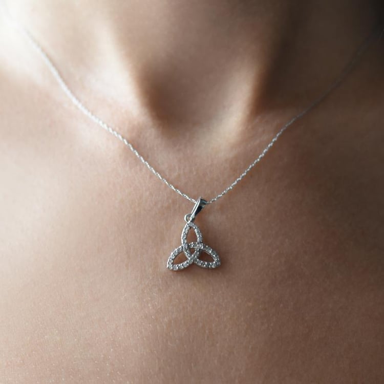 Kordischer Knoten Diamant Anhänger auf dem Hals 13843