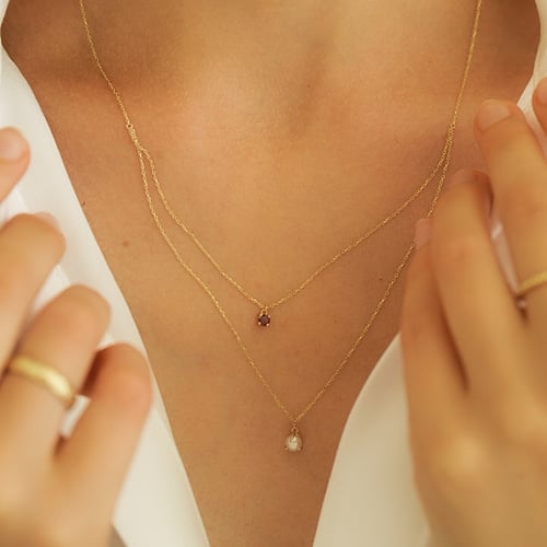 Goldene Kette mit Perle und Rubin Auburn