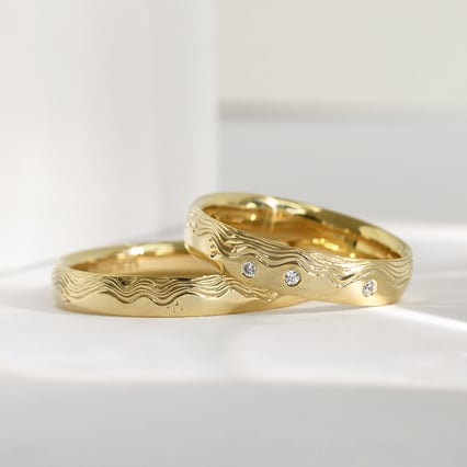 Eheringe mit von Hand gravierten Wellen und Diamanten Laurien