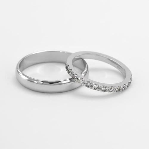 Eheringe aus einem Eternity-Ring mit Moissaniten und einem halbrunden Ring Lowum