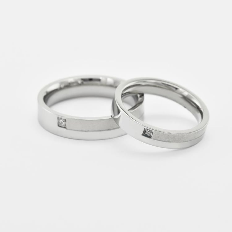 Trauringe aus Platin mit jeweils einem Diamanten Karima 76419