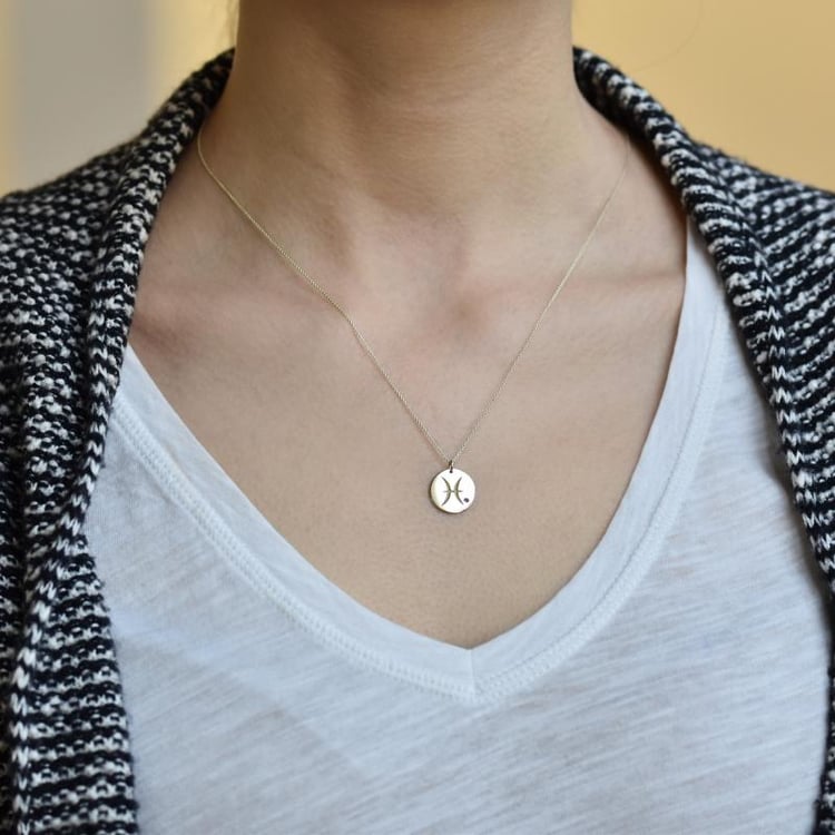 Gelbgold Anhänger mit Fische Sternzeichen auf dem Hals 28923