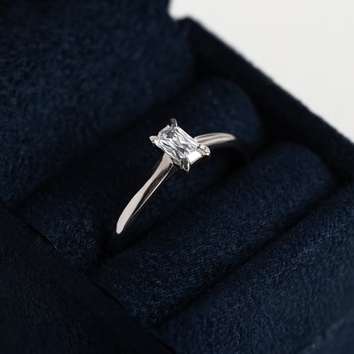 Verlobungsring mit Diamant im Smaragdschliff Bukkha
