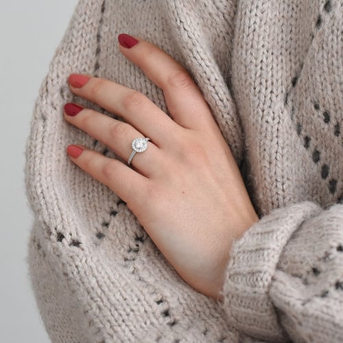 Verlobungsring aus Gold mit Diamanten im Halo-Stil Kerau