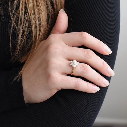 Ring mit Blume aus Diamanten Yuriy