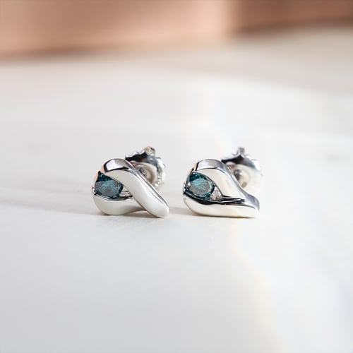Minimalistisches Set aus Platinschmuck mit blauen Diamanten Hinto