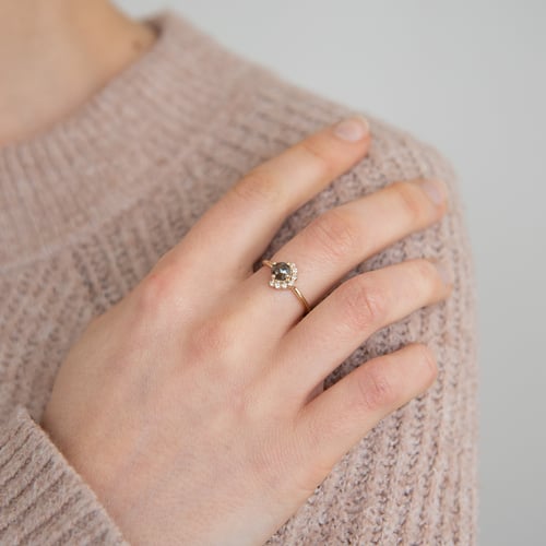Ring mit einem Salt and Pepper Diamanten Ammiel