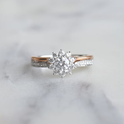 Verlobungsring mit Diamanten in Form einer Blume Evander