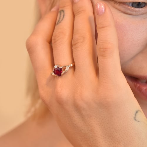 Goldener Claddagh-Ring mit Rubin und Diamant Norie