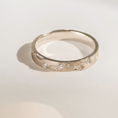 Goldene Eheringe mit von Hand gravierter Oberfläche aus Haselnussgold Cley
