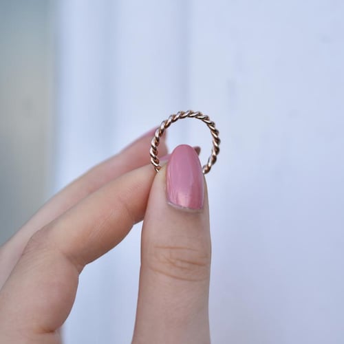 Untraditionelle goldene Trauringe mit Seilmotiv Aase