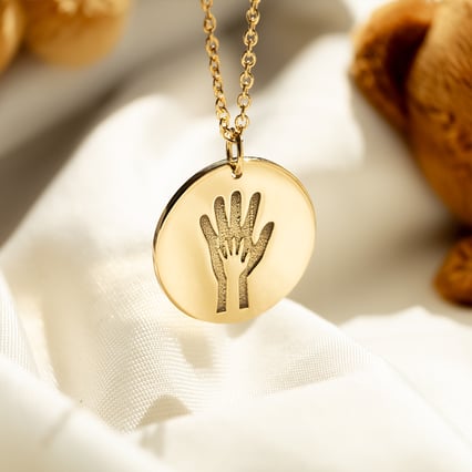 Anhänger mit Gravur einer Hand Mimi