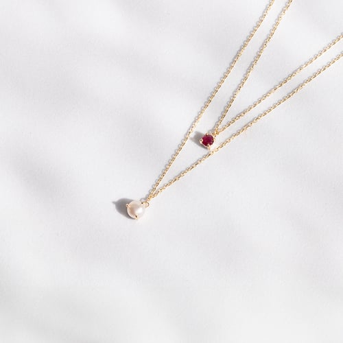 Goldene Kette mit Perle und Rubin Auburn