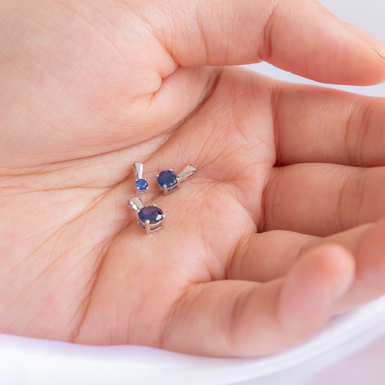 Silberner Anhänger mit einem blauen Saphir in der Größe Ihrer Wahl Quinn 123596