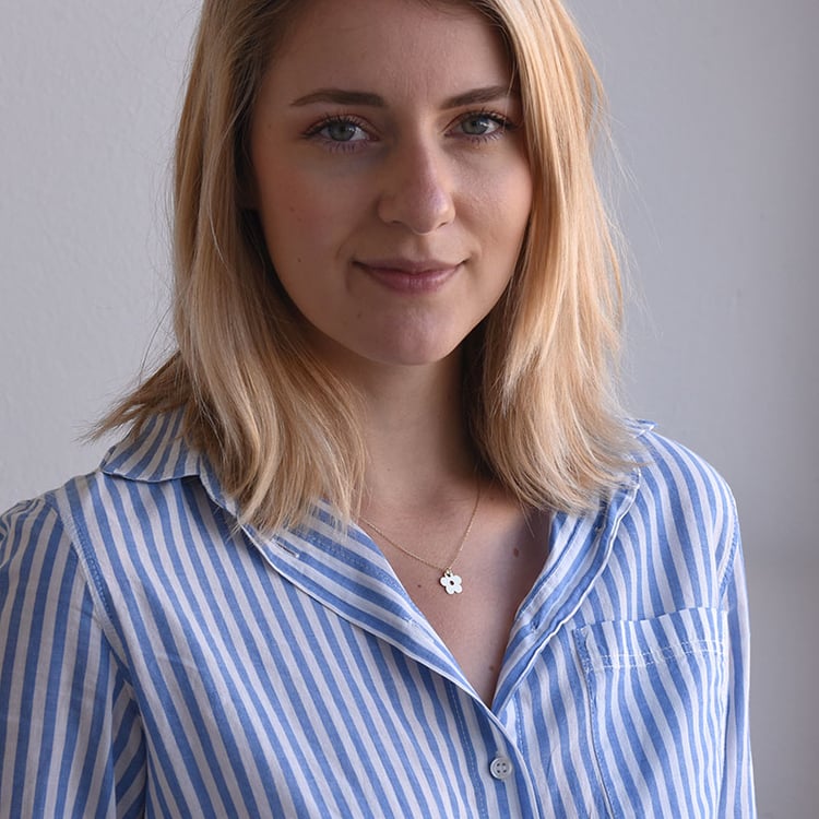 Zarte goldene Halskette mit Anhänger in Blumenform Brilie 67717