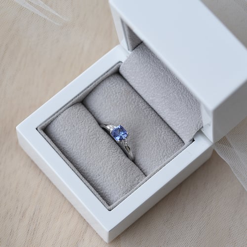 Goldener Ring mit Tansanit und Diamanten Essa