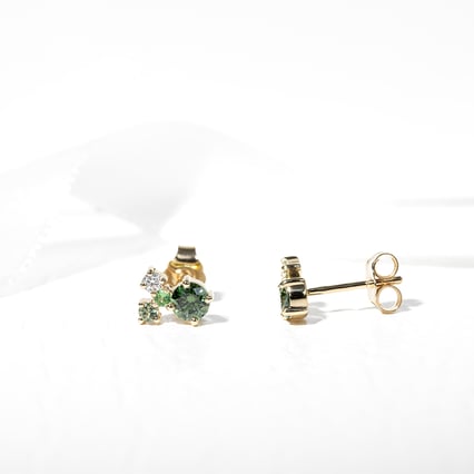 Cluster-Ohrringe mit grünen Diamanten, Saphiren, Tsavorit-Granaten und Moissaniten Kerrie