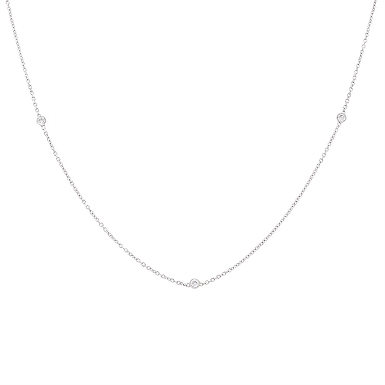 Zarter goldener Anhänger mit drei Diamanten Pekko