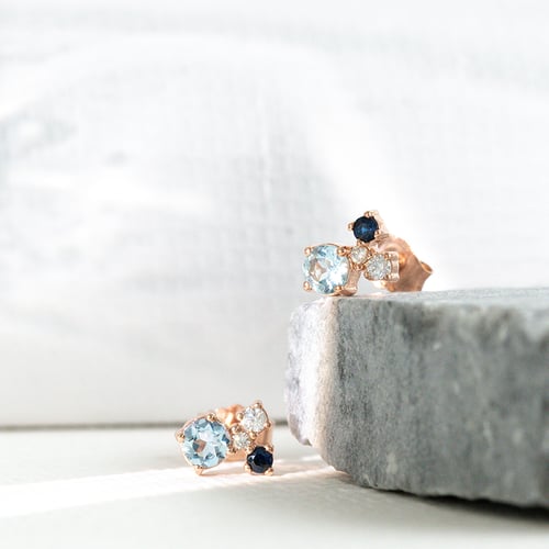 Silberne Cluster-Ohrstecker mit Mondstein, Aquamarin, Saphir und einem Diamanten Kerrie