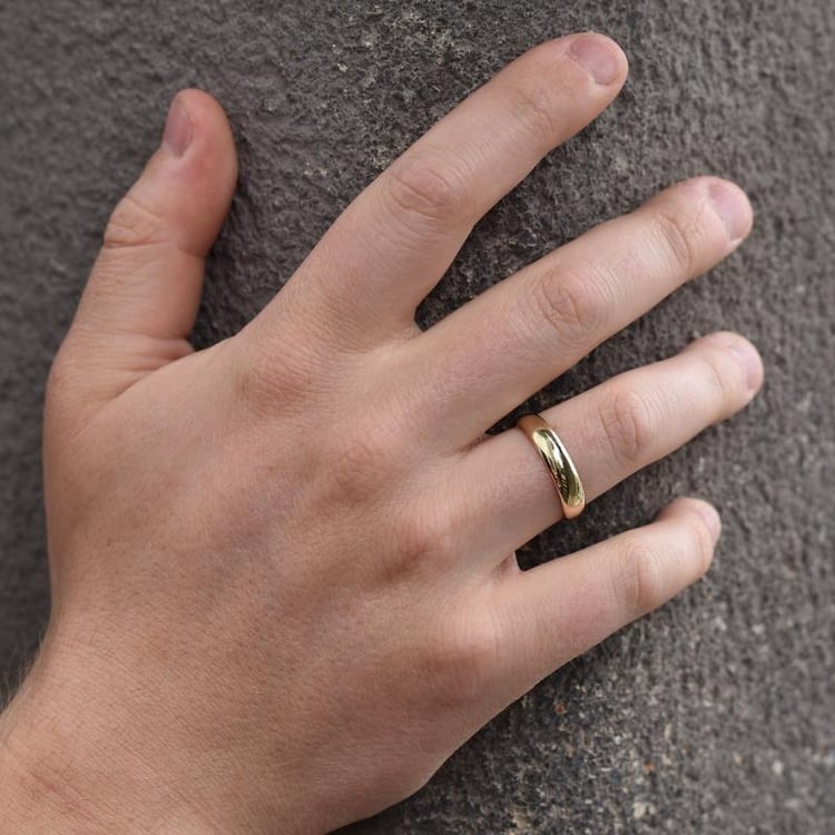 Halbrunder Trauring Gelbgold auf dem Finger 44035
