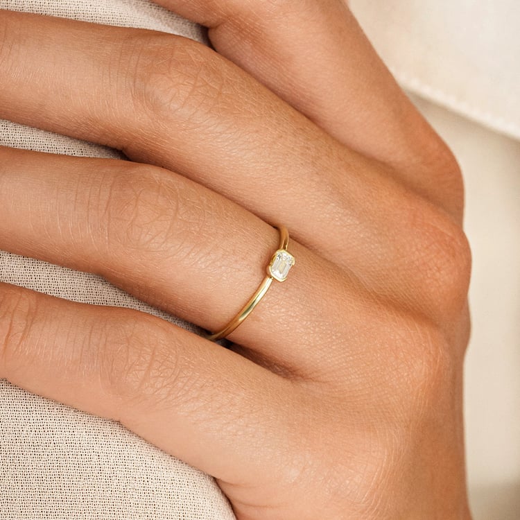 Minimalistischer Ring aus Silber mit einem Diamanten in Emerald-Form Henrik 162940