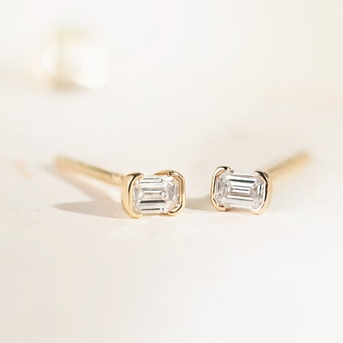 Minimalistische silberne Ohrstecker mit einem Lab Grown Diamanten in Emerald-Form Agata