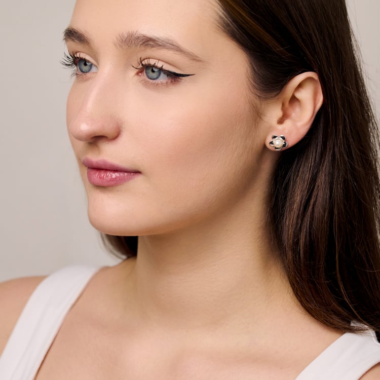 Zarte Ohrringe in Blumenform mit weißer Perle und Lab Grown Diamanten Abhishek 165443