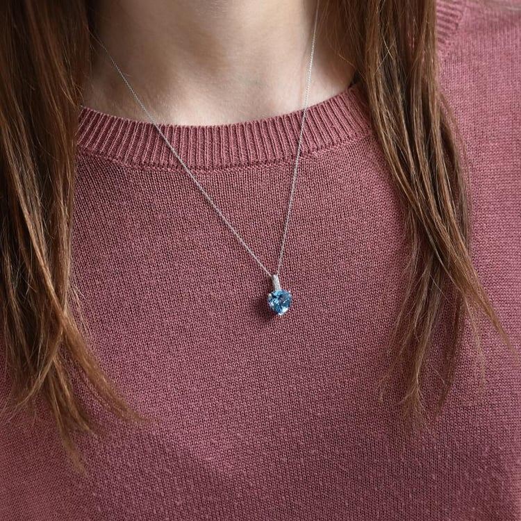 Goldener Anhänger mit Topas 32667