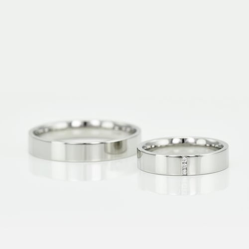 Goldene Eheringe mit Diamanten Pyar
