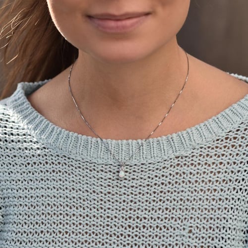 Goldener Anhänger mit weißem Pear-Opal und Diamanten Electrah