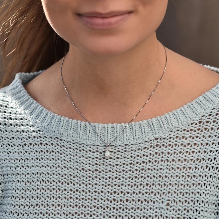 Goldener Anhänger mit weißem Pear-Opal und Diamanten Electrah 35344