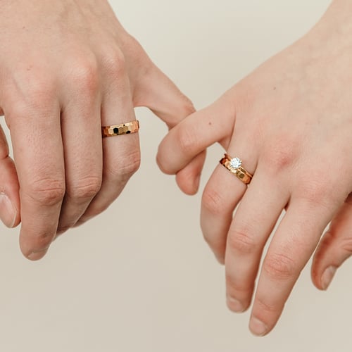 Goldene Eheringe mit Hammerschlag-Motiv Laurita