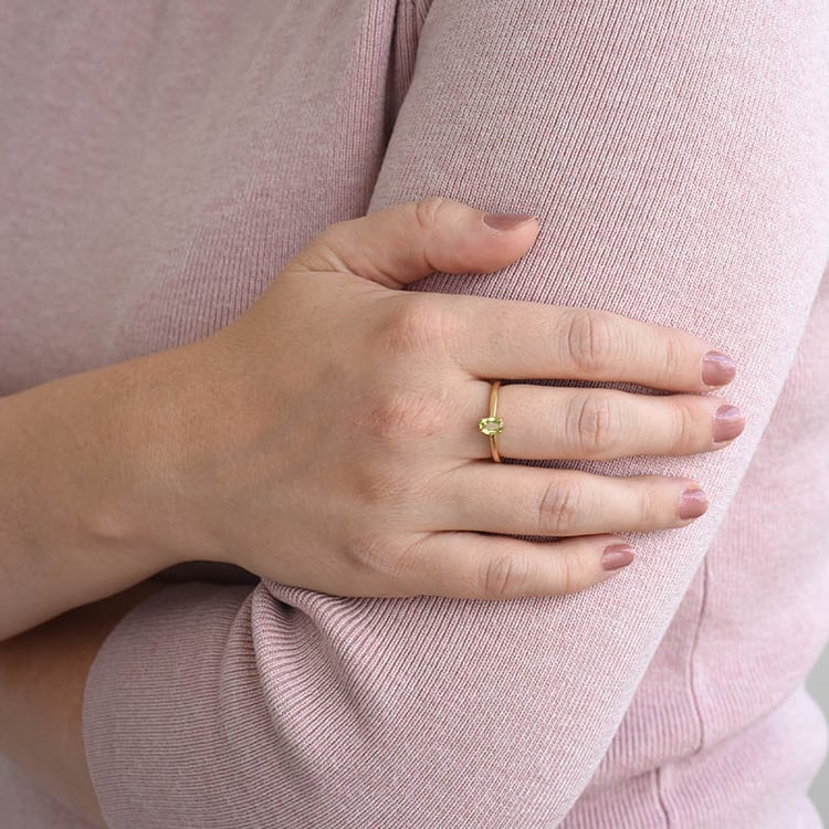 Silberner Ring mit ovalem Olivin Aelita 86075