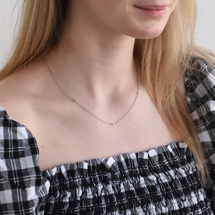 Zarter goldener Anhänger mit drei Diamanten Pekko 80721