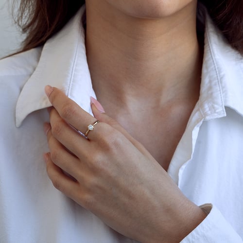 Goldener Verlobungsring mit Moissanit Iravan