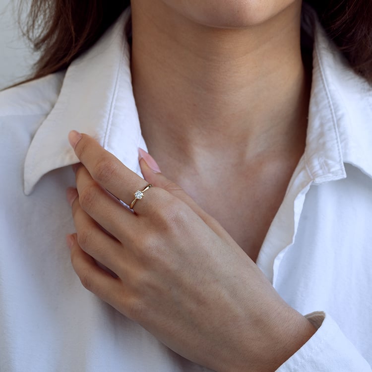 Goldener Verlobungsring mit Moissanit Iravan 129978