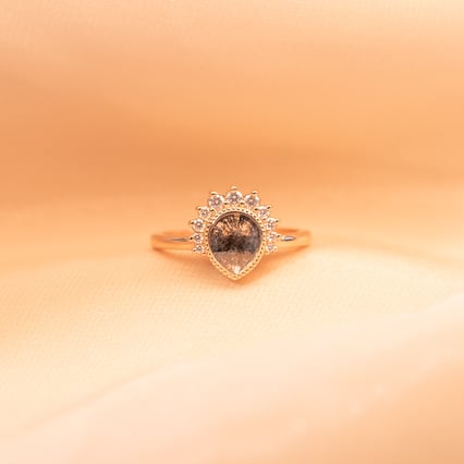 Ring mit einem Salt and Pepper Diamanten in Tropfenform und Lab Grown Diamanten Elysia