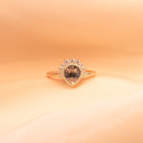 Ring mit einem Salt and Pepper Diamanten in Tropfenform und Lab Grown Diamanten Elysia