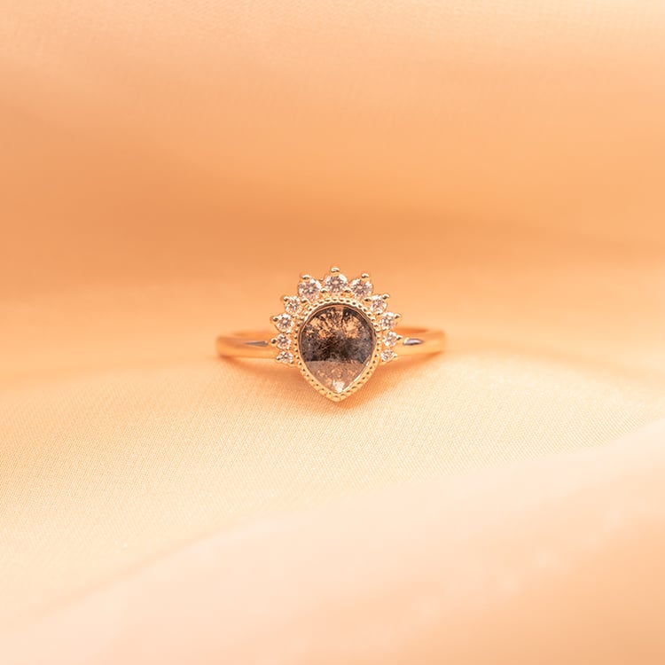 Ring mit einem Salt and Pepper Diamanten in Tropfenform und Lab Grown Diamanten Elysia 99160