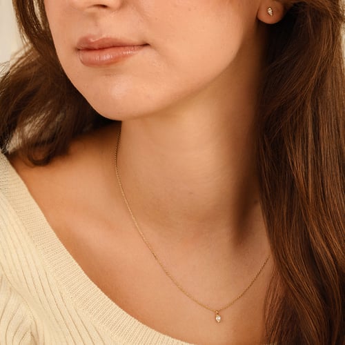 Minimalistischer Anhänger aus Gold mit einem Lab Grown Diamanten in Birnenform Malena