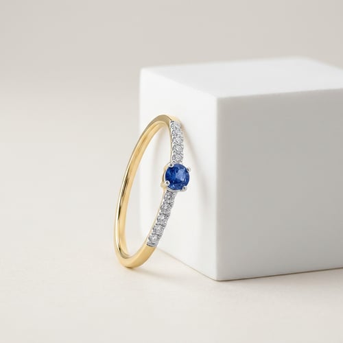Silberring mit blauem Saphir und seitlichen Lab Grown Diamanten Mikey