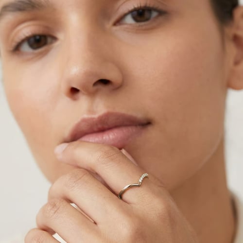 Memoire Ring in V-Form mit Lab Grown Diamanten aus Haselnussgold Annelisa