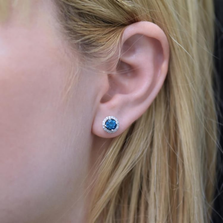 Zauberhafte Ohrstecker mit blauen Diamanten Pankti 15044