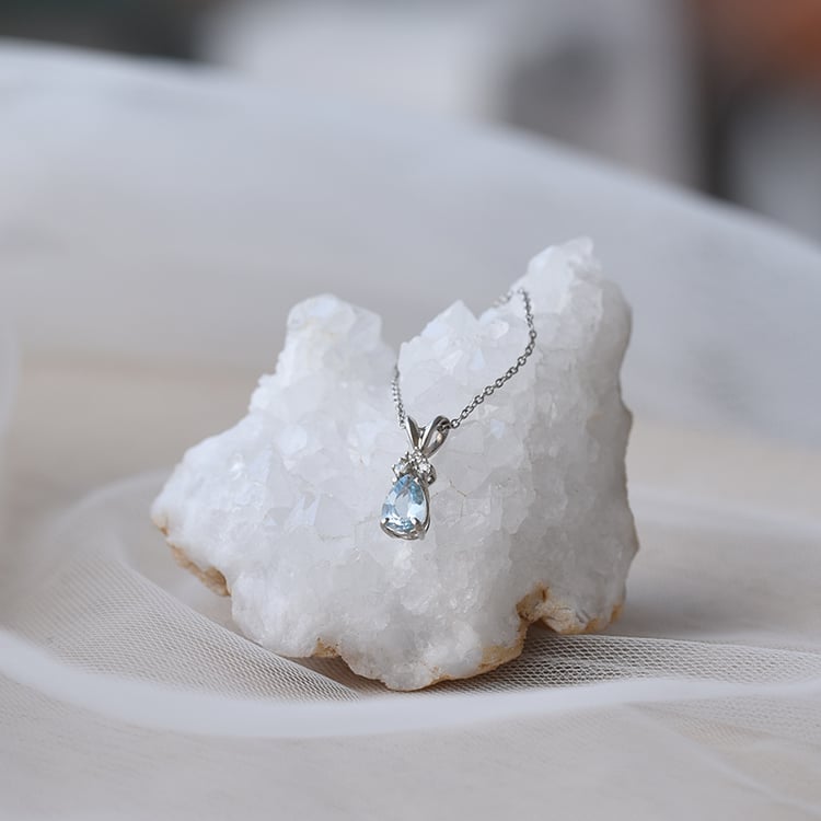 Goldene Kette mit Aquamarin und Diamanten 65387